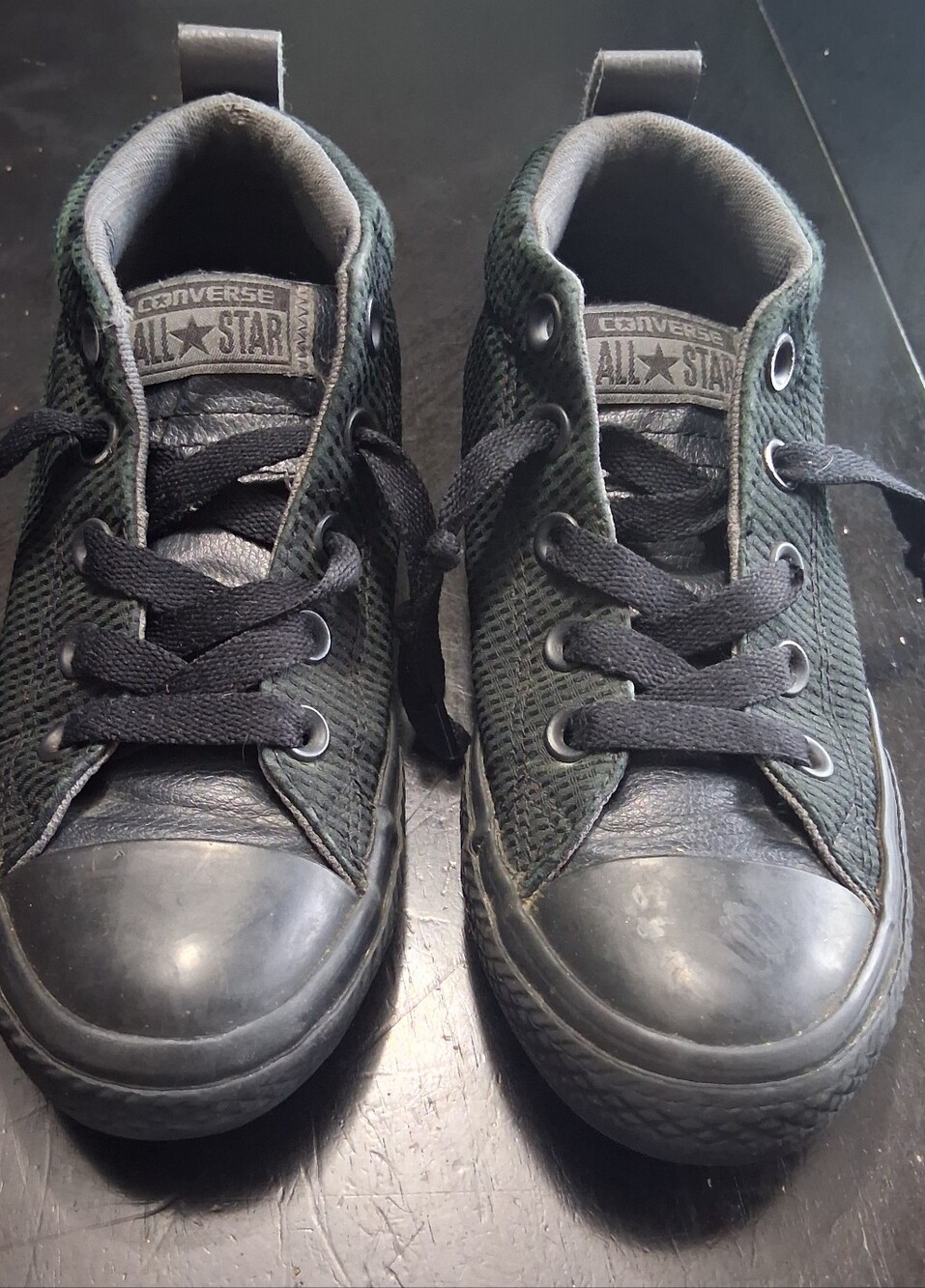 Converse Boy's Chuck Taylor All Star Axel Mid-top Sneakers. Size 1
